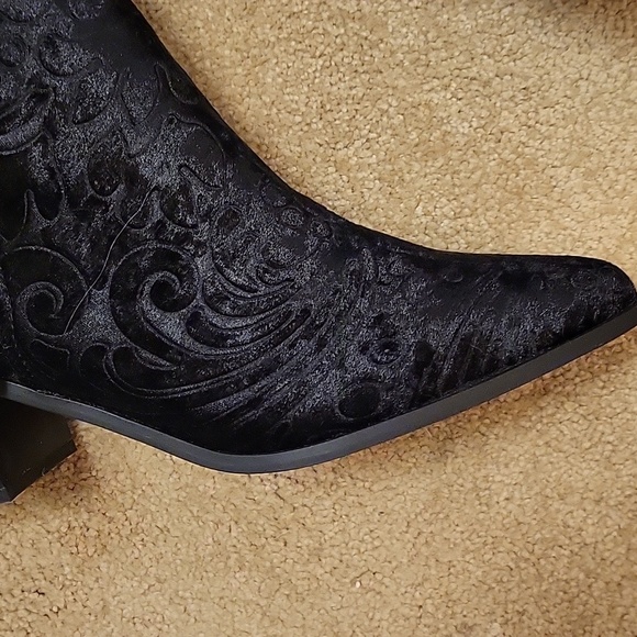 Black patterned size 12 boots - Picture 2 of 2